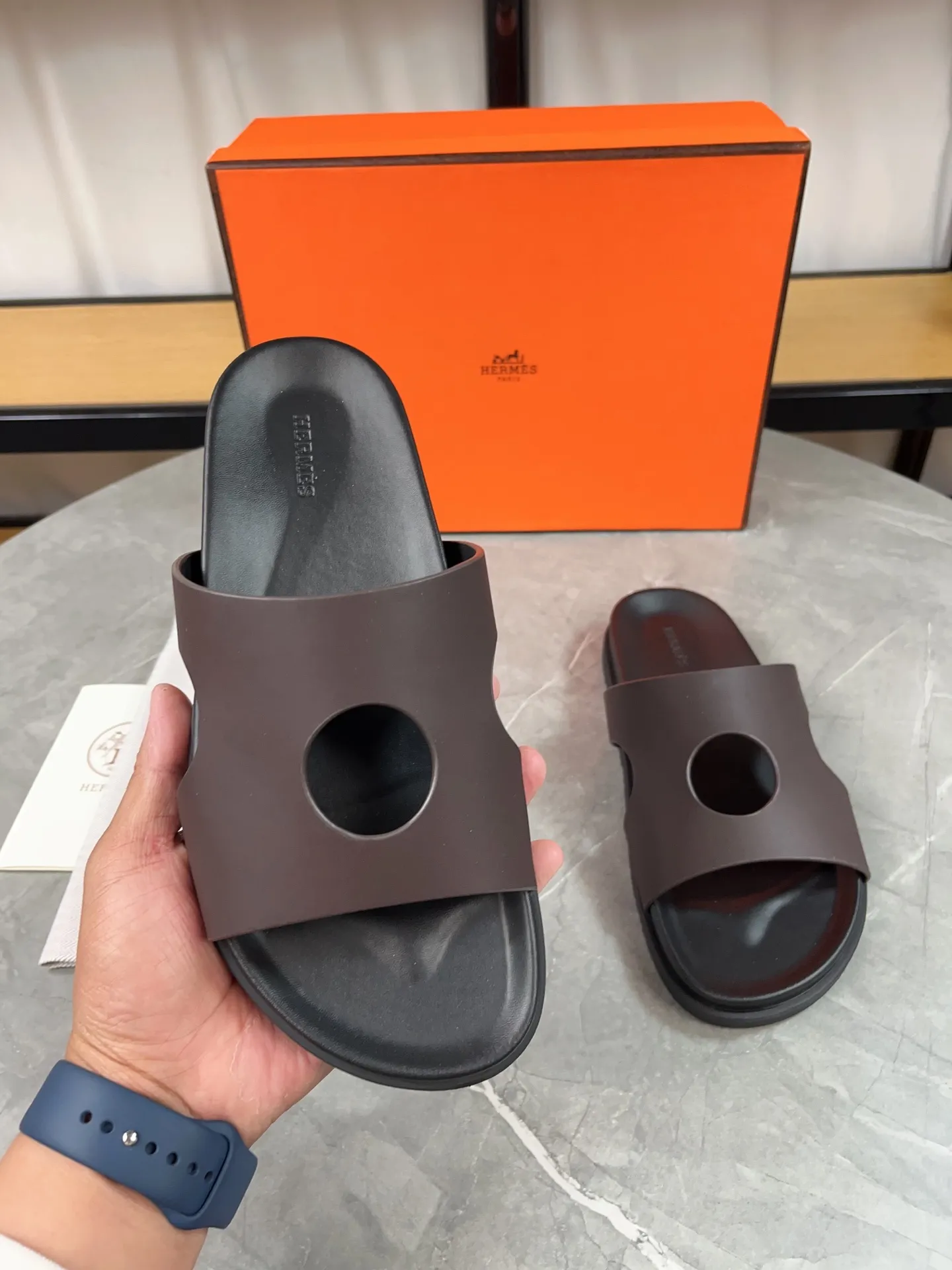p400🐮🐮H family classic (couple style) Hermes Hermes spring and summer sandals series! Classic style, always popular slippers - sandals, great with any combination! ! ! Upper: imported PU inner lining: imported mixed sheepskin Outsole: Tpu non-slip and wear-resistant outsole Female size: 35-40 (customized at 41) Male size: 39-45 (customized at 39.45)